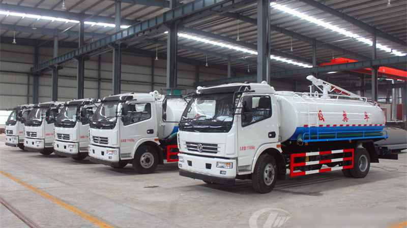 大連客戶在我公司訂購25臺東風(fēng)多利卡吸糞車